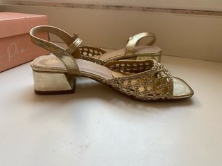 Sandalias doradas tacón bajo