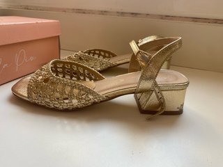 Sandalias doradas tacón bajo