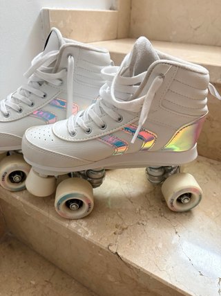 Patines blancos altos con detalles iridiscentes 38