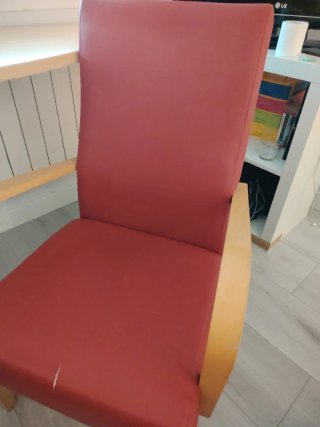 Sillón polipiel y madera rojo