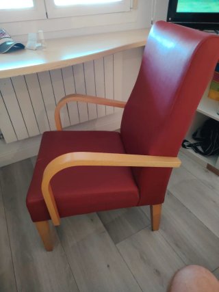 Sillón polipiel y madera rojo