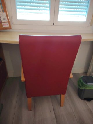 Sillón polipiel y madera rojo