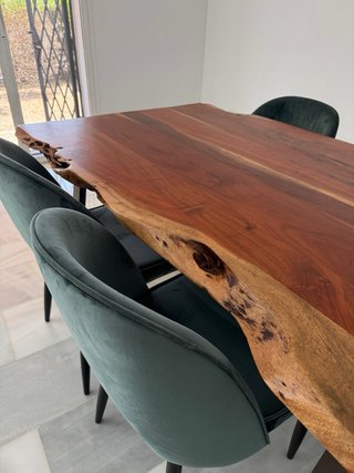 Mesa madera rústica y 6 sillas terciopelo