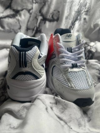 New Balance 530 Talla 40 Plata y Blanco