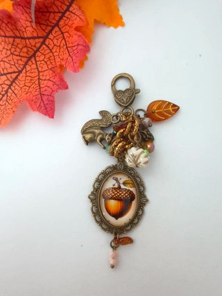 Portachiavi Charm Autunnale Ghianda e Scoiattolo