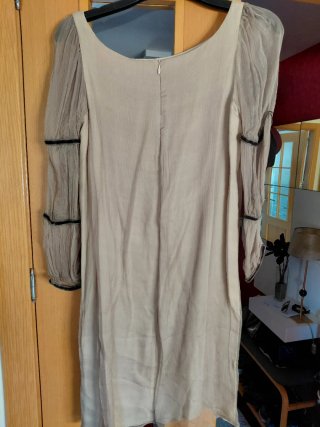 Vestido Tba Beige, de gasa.