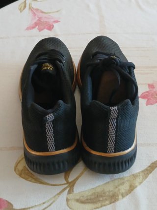 Scarpe da ginnastica nere e oro taglia 42