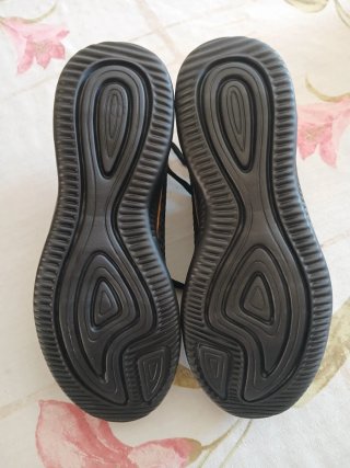 Scarpe da ginnastica nere e oro taglia 42