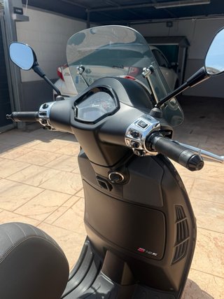 Vespa GTS 125 Negra y Naranja