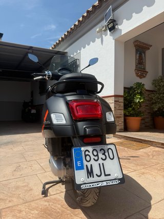 Vespa GTS 125 Negra y Naranja