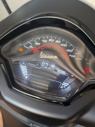 Vespa GTS 125 Negra y Naranja