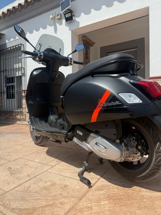 Vespa GTS 125 Negra y Naranja