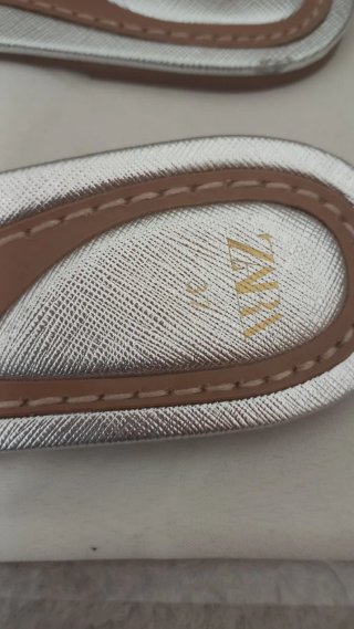 Sandalias planas Zara plateadas talla 37