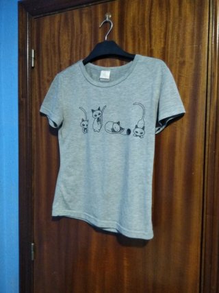 Camiseta gris con estampado de gatos