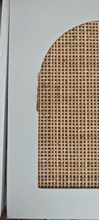 Zapatero blanco con tapa de madera y ratán