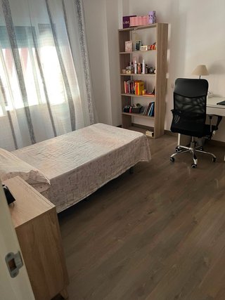 Alquiler habitación por  estudiantes chica sería