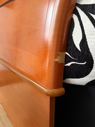 Cabecero de madera marrón