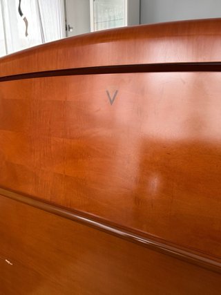 Cabecero de madera marrón