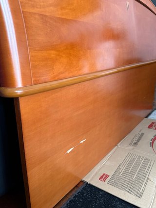 Cabecero de madera marrón