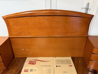 Cabecero de madera marrón