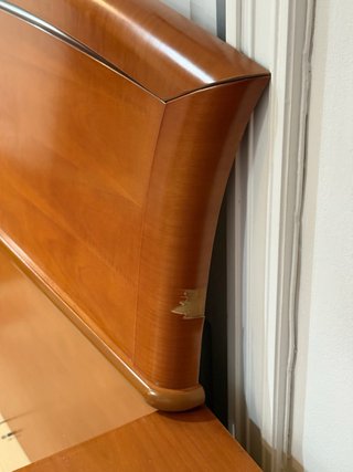 Cabecero de madera marrón