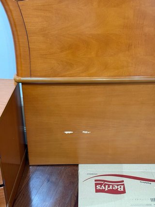 Cabecero de madera marrón