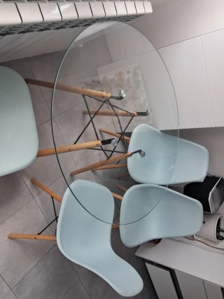 Mesa de cristal con 4 sillas