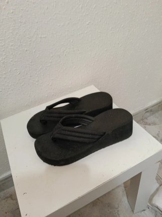 Chanclas negras de plataforma.