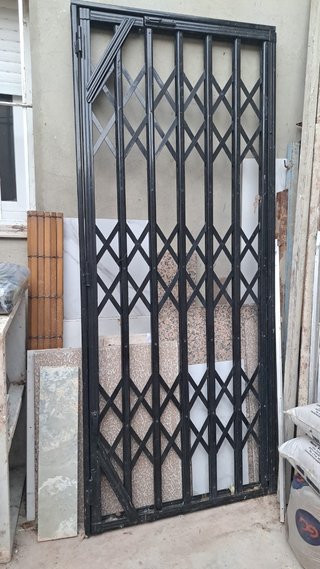 Reja extensible metálica negra