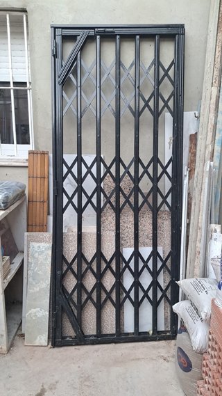 Reja extensible metálica negra