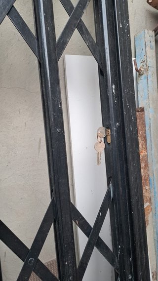 Reja extensible metálica negra