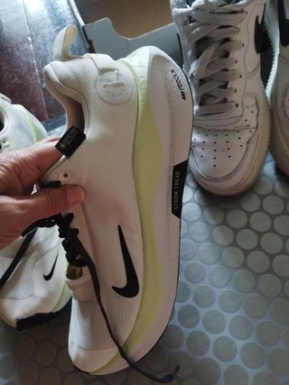 2 Pares Zapatillas Nike Blancas y Negras