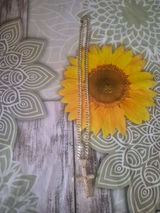 Cadena de oro con colgante de cruz