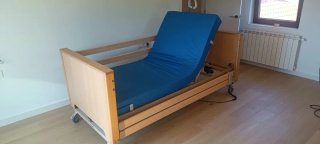 Cama geriátrica articulada con carro elevable
