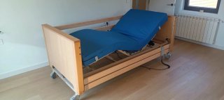 Cama geriátrica articulada con carro elevable