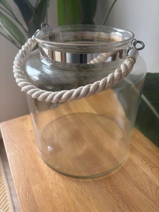 Jarrón de cristal con cuerda y metal