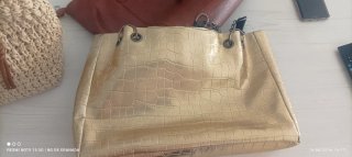 Bolsos negros y dorados