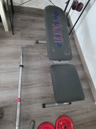 Banco de abdominales y pesas