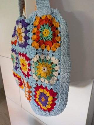 Bolso tejido a mano estilo granny square
