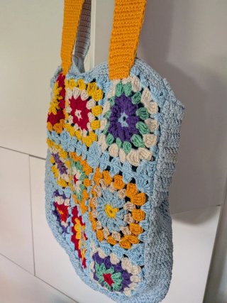Bolso tejido a mano estilo granny square