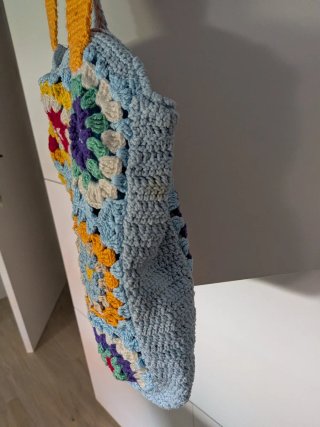 Bolso tejido a mano estilo granny square
