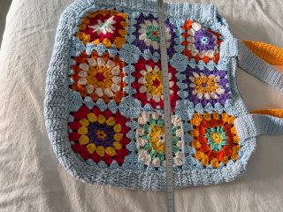 Bolso tejido a mano estilo granny square