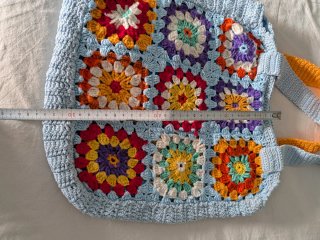 Bolso tejido a mano estilo granny square