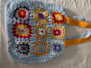 Bolso tejido a mano estilo granny square