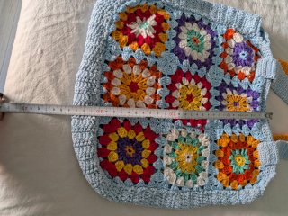 Bolso tejido a mano estilo granny square