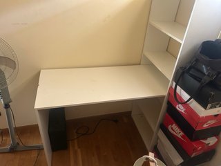 Escritorio blanco con estantería