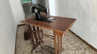 Máquina de coser Alfa antigua