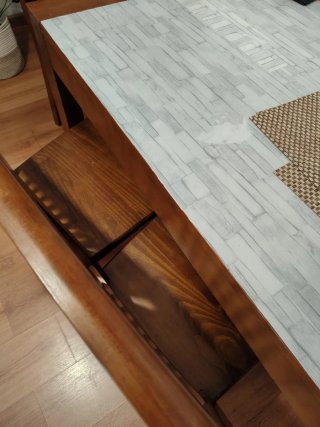 Mesa de comedor con 4 sillas de madera maciza.