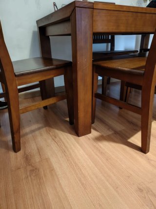Mesa de comedor con 4 sillas de madera maciza.