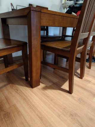 Mesa de comedor con 4 sillas de madera maciza.